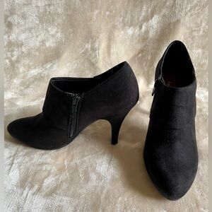 Ann Marino suede heeled black bootie 7.5